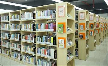 Koleksi buku di rak perpustakaan