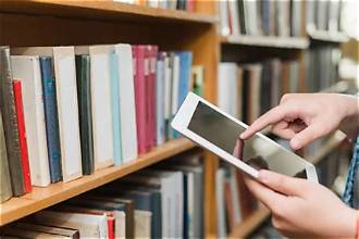 Membaca e-book melalui perangkat digital