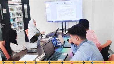Pustakawan membantu pengunjung