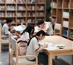 Pengunjung belajar di ruang baca